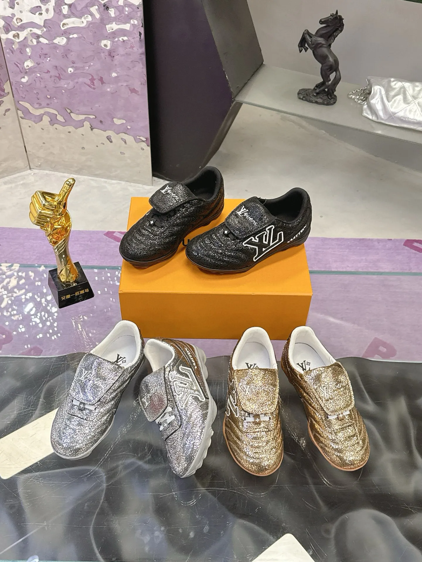 Men's shoes: 720💰 LV Louis Vuitton's latest Foot men's shoes💰print series Couple's football sneakers Original purchase, development and production This Foot men's shoes💰print Soccer sneakers are men's shoes💰pharrell Williams' first sneakers inspired by football shoes. The shoe is inspired by football that spans generations and cultures. The shoe is known for its sleek design, with the dynamic IV Initials logo on the side, the tongue embellished with the Lvers United badge inspired by the football team, and the sole pattern rubber sole decorated with multiple Louis Vuitton logos. Exquisite packaging at the delivery counter🛍📦 ▪️Material: Original imported top-layer cracked cowhide ▪️Inner: Original custom-made soft sheepskin lining ▪️Sole: original molded two-color T men's shoes 💰pU combination sole ▪️Sole thickness: 3.5CM ▪️Size: women's 35-41 / men's 39-45